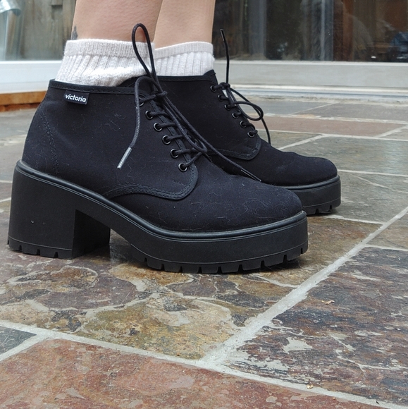 Victoria Brand Canvas Booties - Picture 1 of 10